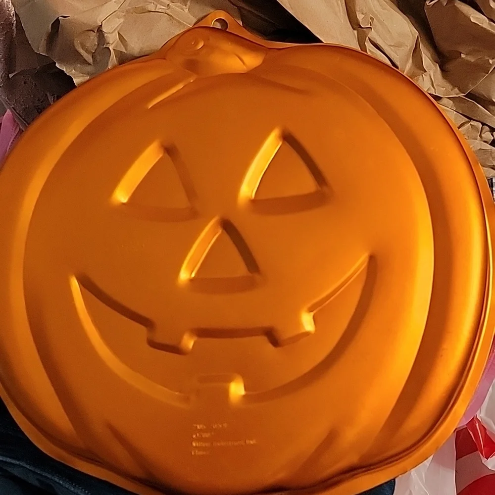 Wilton Iridescent Orange Cake Pan Jack O Lantern Pumpkin Halloween Shape